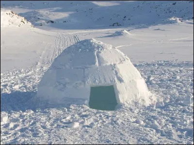 Quel est le nom de cette habitation traditionnelle construite en blocs de neige, qui est traditionnellement associée aux Inuites ?
