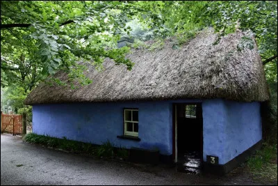 Quel est le nom de cette maison traditionnelle de l'Europe septentrionale et occidentale recouverte d'un toit de chaume ?