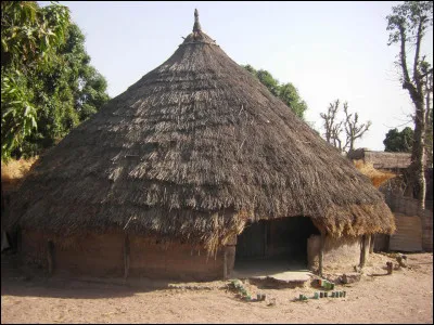 Quel est le nom de cette habitation traditionnelle des pays africains constituée de terre séchée, de bois et de paille ?