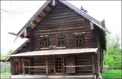Quel est le nom de cette maison traditionnelle des paysans russes construite en bois ?