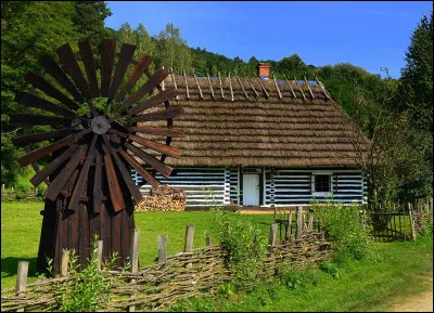 Quel est le nom de cette habitation traditionnelle polonaise construite en bois ou en terre battue, avec un toit de chaume ?