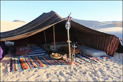Quel est le nom de cette tente traditionnelle utilisée par les nomades des zones désertiques et arides de l'Algérie, du Maroc et de la Mauritanie ?
