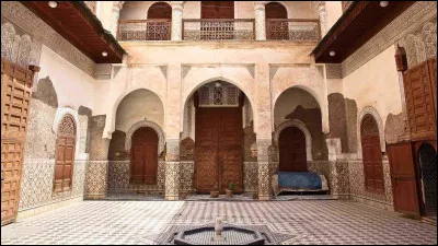Quel est le nom de cette maison traditionnelle marocaine, isolée par des hauts murs et qui s'organise autour d'un patio ?