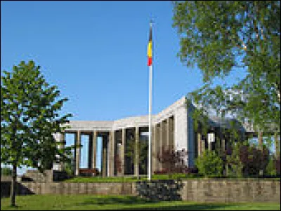 "Le peuple belge se souvient de ses libérateurs américains".
Où le monument du Mardasson a-t-il été érigé en mémoire des victimes de la bataille des Ardennes ?