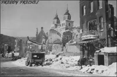 Quelle ville est bombardée par erreur par les Alliés le jour de Noël ?