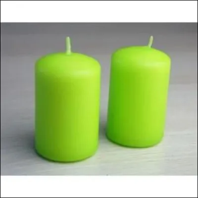 Sur cette photo, on peut voir 2 bougies vertes.