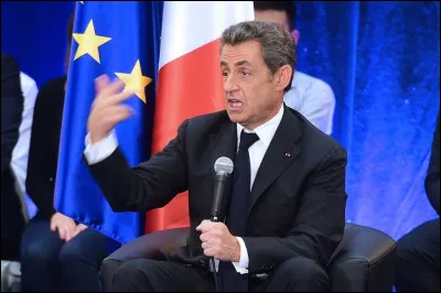 Quelle est la caractéristique de l'élocution de Nicolas Sarkozy ?