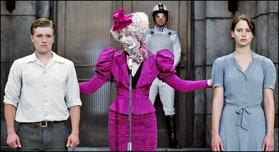 Qui est la dame entre Peeta et Katniss ?