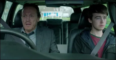 Que demandent les maîtres-chanteurs à leurs victimes Kenny et Hector en échange de la non-divulgation de photos compromettantes ?