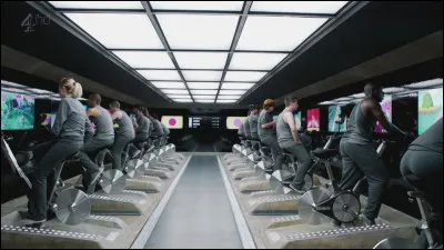 Dans l'épisode 2 intitulé "Quinze millions de mérites", quel stratagème permet de s'élever de sa catégorie ?