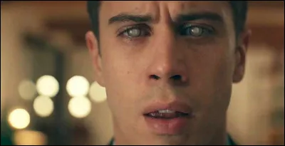 Dans l'épisode 3 intitulé "Retour sur image" , où est implantée la puce qui permet aux hommes de pouvoir revisionner des souvenirs ?