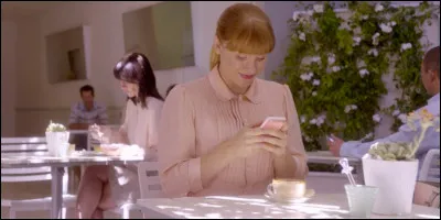 Dans le premier épisode de la saison 3 intitulé "Chute libre" pour quelle raison Lacie veut-elle améliorer sa note ?