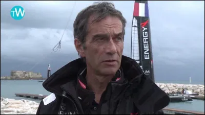 Ce navigateur a battu en 1992 le record de la traversée de l'Atlantique en solitaire et a remporté trois fois le Trophée Jules-Verne. C'est ... Peyron.