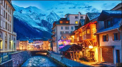 Elle possède l'un des téléphériques les plus hauts du monde, qui la relie à l'Aiguille du Midi, et est entourée par Argentière, les Grands Montets :