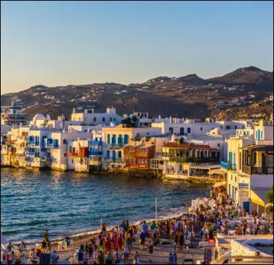 Quelle est cette île des Cyclades dans la mer Egée ?