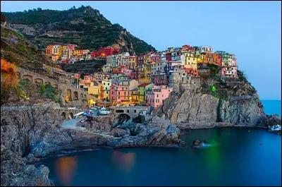 Vive l'Italie et ses façades colorées ! Voici Manarola, le plus ancien et le plus beau village des Cinque Terres :