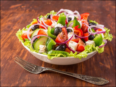 Qu'est-ce qui ne fait pas partie d'une "salade grecque" ?