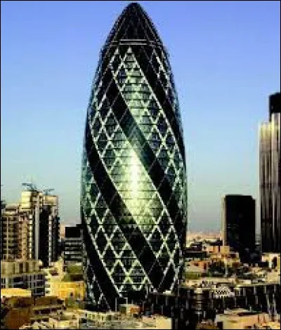 Le Gherkin «cornichon» est une tour construite en 2004 dans la City de Londres. Ses murs en verre ont nécessité des essais en soufflerie. Quel en est l'architecte ?