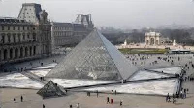 Cet édifice parisien est inspiré des grandes pyramides égyptiennes. Quel est son concepteur ?