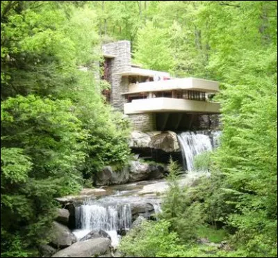 Cette maison originale surplombe une chute d'eau de Pennsylvanie. Quel est son concepteur ?