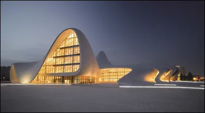 Voici la réalisation d'un centre culturel à Bakou d'une femme architecte, peu nombreuses dans la profession. Quelle est sa conceptrice ?