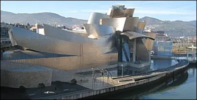 Cet architecte a redonné à la ville de Bilbao son attractivité en créant dans une zone industrielle un musée international. De qui s'agit-il ?