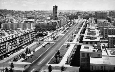 Cet architecte français est à l'origine de la reconstruction de la ville du Havre massacrée par les bombardements en 1944. Il s'inspire de l'architecture américaine au carré. De qui s'agit t-il ?