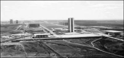 Cette ville a été créée de toutes pièces au début des années 1960. De quelle ville s'agit-il ?