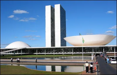 Voici l'un des principaux bâtiment de cette ville qui renferme le parlement. Quel en est l'architecte ?