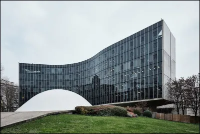 Ce même architecte a conçu à Paris un bâtiment qui symbolise le ventre d'une femme enceinte et un drapeau qui flotte au vent. De quel bâtiment s'agit-il ?