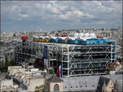 Ce bâtiment parisien, assez décrié lors de sa construction comme étant une usine, fait désormais partie du paysage. Construit en 1973 sous Pompidou il symbolise le renouveau architectural. Quel est l'architecte ?