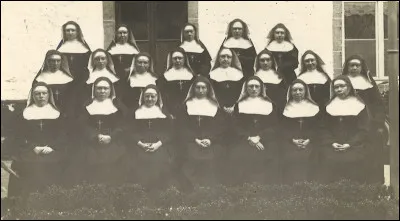 Comment s'appelle le pensionnat où sont envoyées Betty, Polly et Cheryl ?