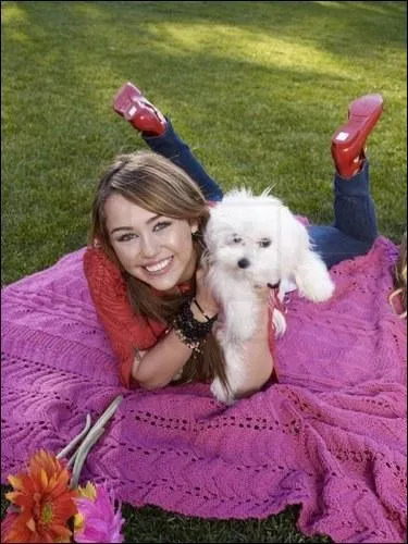 Comment s'appelle le chien de Miley Cyrus ?