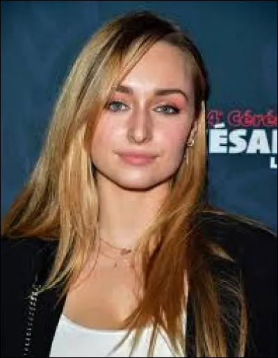 Comment s'appelle la mère de cette jeune femme ?