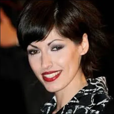 Comme se nomme la mère de cette femme ?