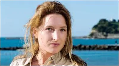 Comment s'appelle la mère de cette femme ?