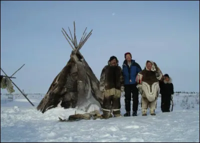 Qui sont les nomades chasseurs qui vivent dans les régions arctiques, au Groenland, au Canada et en Alaska ?