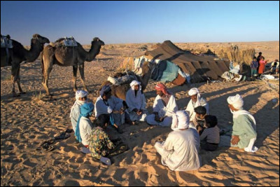 Qui sont les nomades qui vivent dans les déserts d'Arabie, de Syrie, du Sinaï et du Sahara, éleveurs de caprins, d'ovins et de camélidés ?