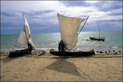 Qui sont les nomades de la mer qui vivent à Madagascar et survivent grâce à la pêche, pratiquée avec les pirogues à balancier ?