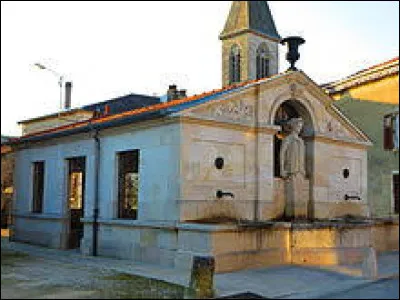 Voici la fontaine-lavoir de Sauvigny. Commune Meusienne, elle se situe dans l'ancienne r&eacute;gion ...