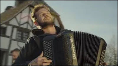 ''Plus Haut'' est une chanson de Claudio Capéo. Quel moyen de locomotion cher à Pilâtre de Rozier voit-on dans le clip de cette chanson ?