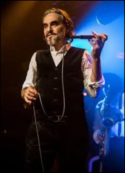 Stephan Eicher revient à la chanson avec ''Si tu veux que je chante''. En 2013, il a joué dans un film ''Mary Queen of Scots'' dans lequel il incarnait un roi de France mort lors d'un tournoi. Quel est son nom ?