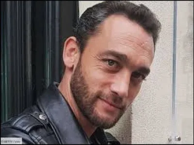 ''Puisque c'est écrit'' est un titre de Jean-Baptiste Guégan. Qui a chanté ''C'est écrit'' en 1989 ?

Extrait : 
''Elle te fera changer la course des nuages
Balayer tes projets, vieillir bien avant l'âge
Tu la perdras cent fois dans les vapeurs des ports
C'est écrit''