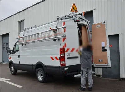 Dans celui-ci, se trouve l'ensemble des matériels pour faire de petites réparations. Quelle est la chose accrochée au fourgon sur le côté gauche ?