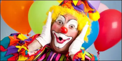 Ensuite, deux drôles de messieurs s'habillant de cette façon assurent le show toute la journée ! Dans quel film d'épouvante ce personnage apparaît-il ?