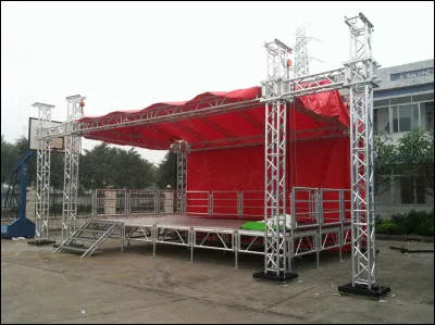 Trois fois par jour, des chanteurs et chanteuses locaux se produisent sur cette scène. De même, les spectateurs peuvent montrer leurs talents aux chants grâce...