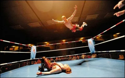 Deux fois dans la journée, des catcheurs et catcheuses s'affrontent sur ce...