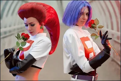 Incroyable, la Team Rocket existe dans la vraie vie ! Ces deux membres parcourent les allées au milieu de la foule pour tenter de capturer un pikatchu à taille humaine. Comment s'appellent ces deux personnages ?