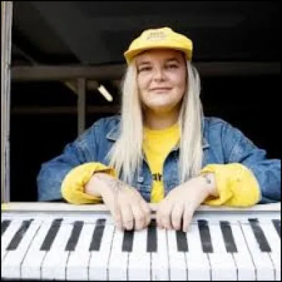 Tone and I chante ''Johnny Run Away''. Quel homme ne se prénomme pas Johnny ?