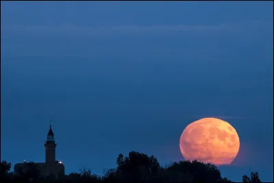 "De la Terre à la Lune" est le titre d'un roman d'anticipation signé...